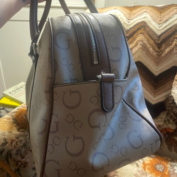 NWOT Guess Signature X-Large Overnight Bag - Picture 5 of 9